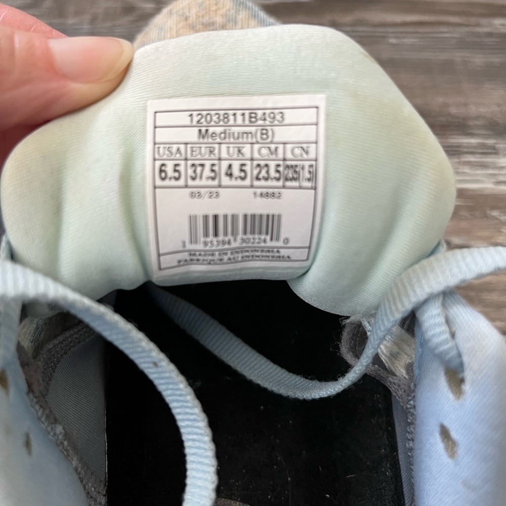 Brooks Adrenaline GTS 23 Running Shoes, 6.5, Low miles - Picture 3 of 5